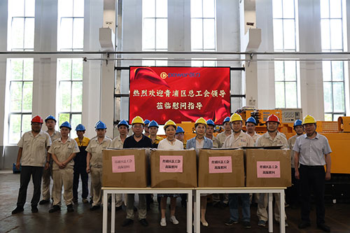 夏日送清涼 | 青浦區(qū)總工會領(lǐng)導(dǎo)赴上海創(chuàng)力集團開展高溫慰問活動(圖1)